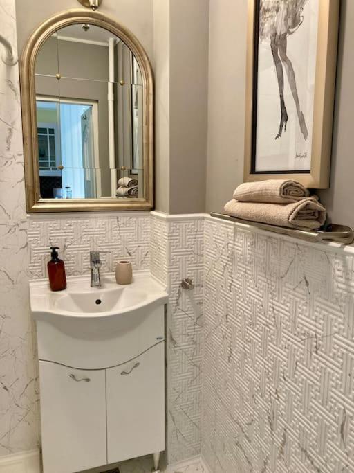 Apartment Downtown - Ultra With Park View Bukarest